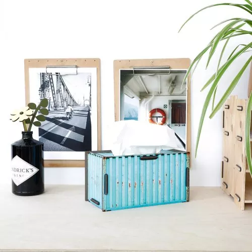 Taschentuchbox im Containerlook auf dem Tisch